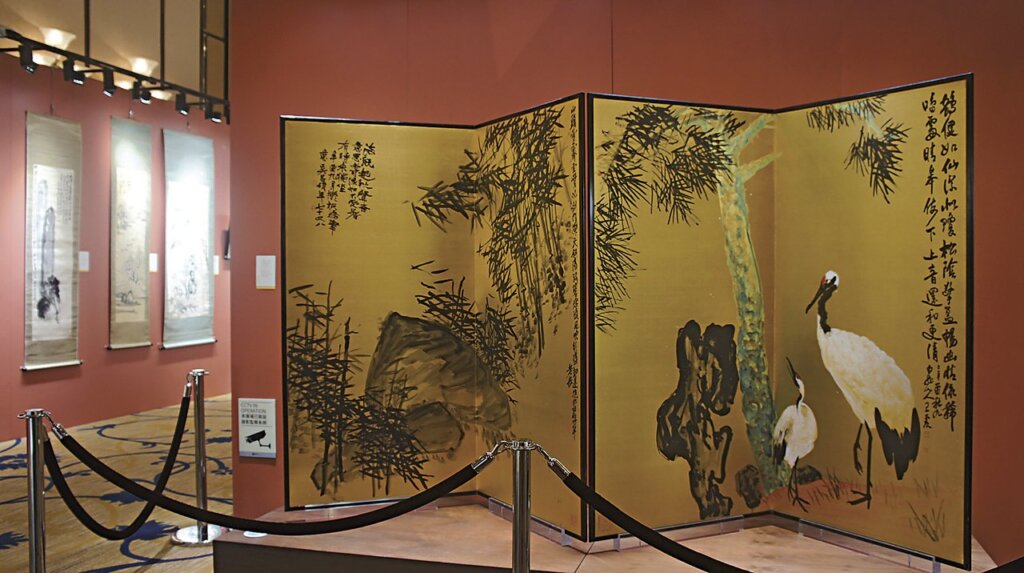 東京中央首屆香港拍賣吳昌碩、王震〈墨竹．松鶴〉屏風一對。