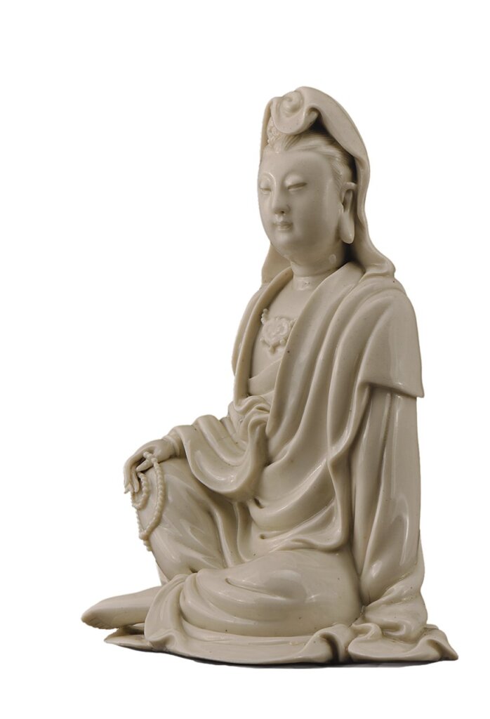 明〈德化窯白瓷觀音坐像〉，高25.6公分，湖北省博物館藏。
