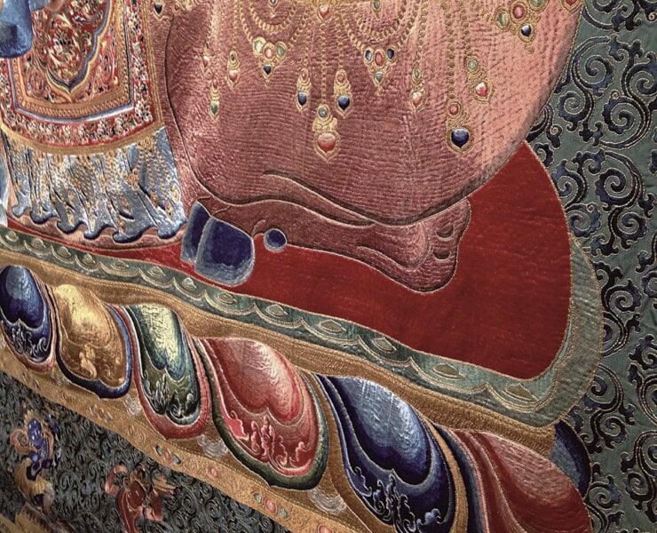 明永樂〈御製紅閻摩敵刺繡唐卡〉局部，做工考究，光亮如新。