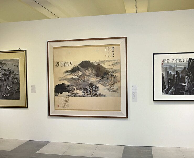 左起吳冠中1980年代〈舟山漁港之夜〉，102×102公分、張大千1981年作〈闊浦遙山〉，84.8×159.4公分、李可染1988年作〈千巖競秀．萬壑藏雲〉，78×104公分。