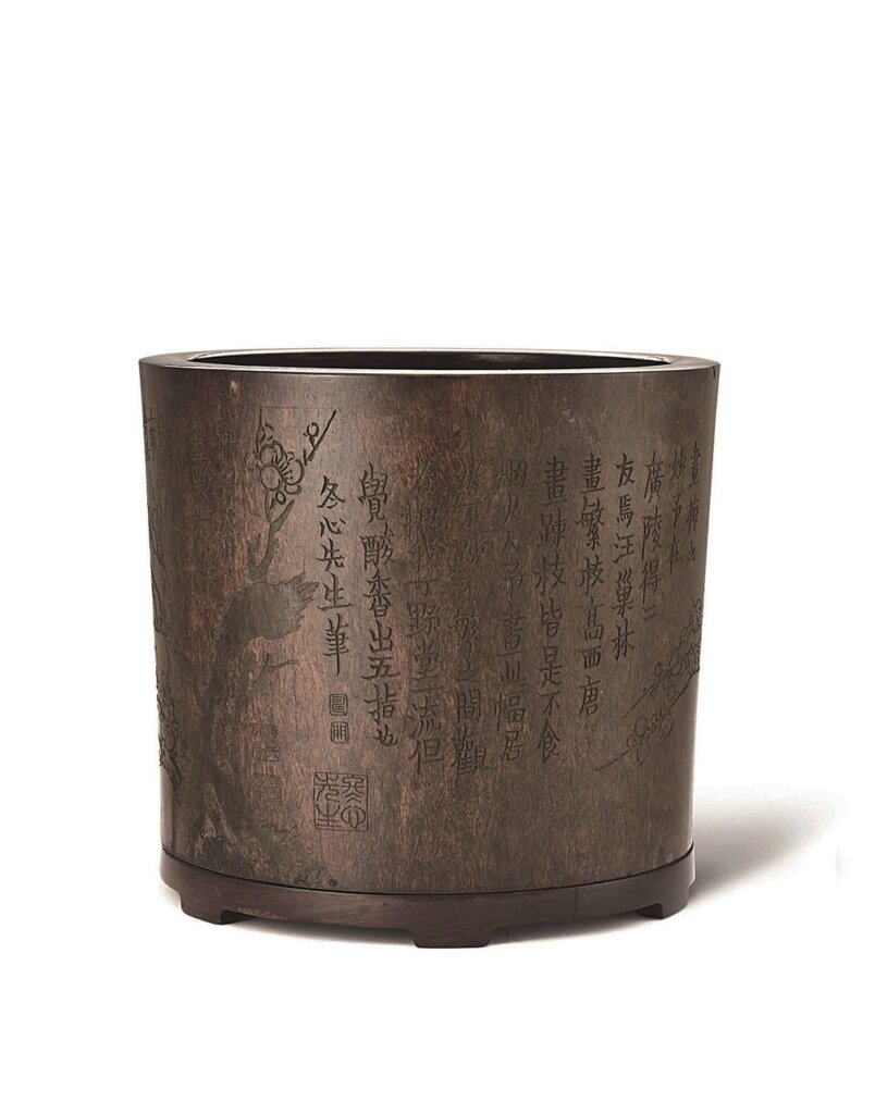 蘇富比清18世紀〈黃花梨刻「梅花圖」金農題詩筆筒〉，24公分，估價160萬～250萬港元，成交價628萬港元。