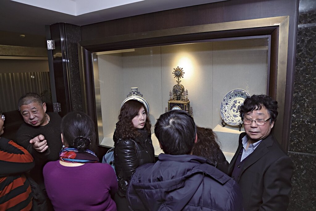 藏家同好參觀集古齋宮廷藝術品展。