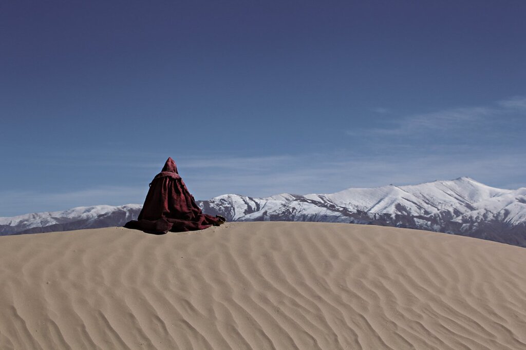 貢嘎嘉措2010年作〈Buddha in Our Time〉，藝術微噴、金銀箔，155×122公分。