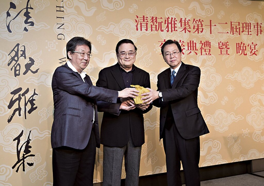 第12屆清翫理事長陳國和（右）在潘文華（中）的監交下，從翁明顯（左）手上接過印信。