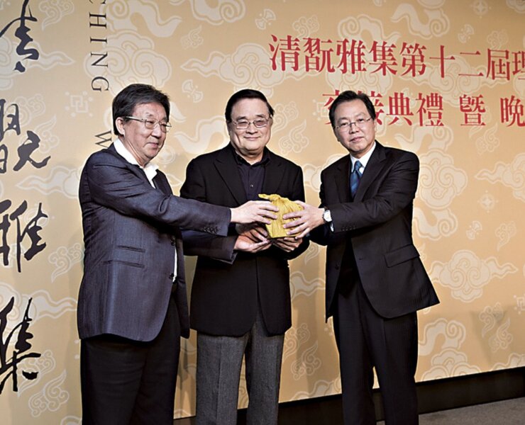 第12屆清翫理事長陳國和（右）在潘文華（中）的監交下，從翁明顯（左）手上接過印信。
