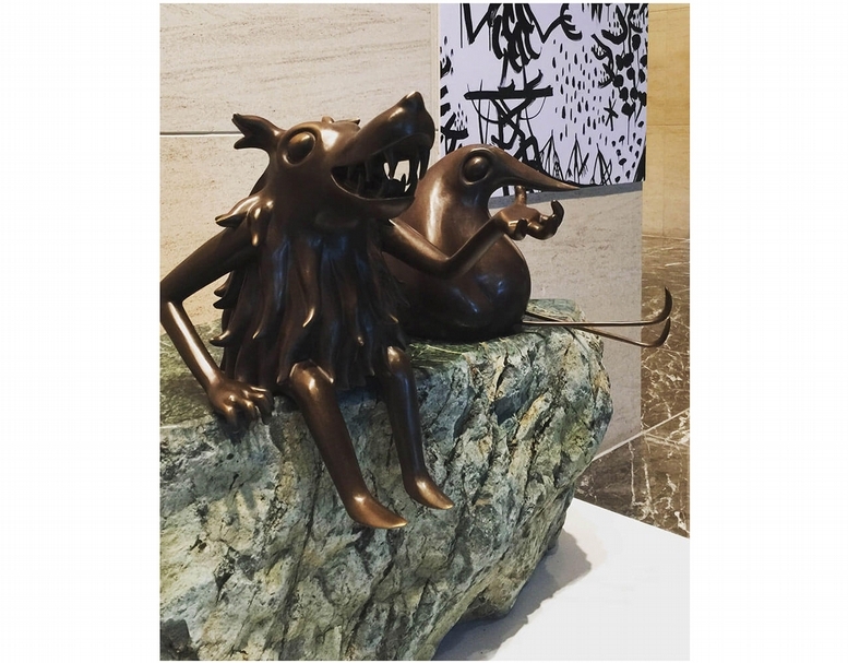 莊雁婷，野餐的好日子，51x76x60cm，銅、墨玉大理石，2016。