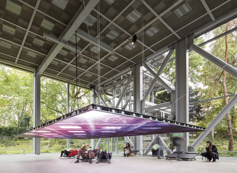 現正於卡地亞藝術基金會展出的「Musings on a Glass Box」展場一景。Photo c Luc Boegly