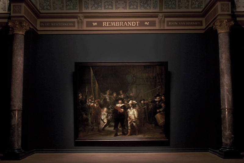 懸掛於長廊盡頭的林布蘭(Rembrandt van Rijn)《夜巡》(Night Watch)。《風華再現─阿姆斯特丹國家博物館》電影劇照。