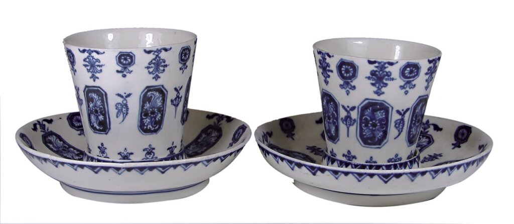約1730年〈聖克婁青花杯碟組〉一對，軟質瓷器，碟徑13公分，法國巴黎古董商Christophe Perlès。