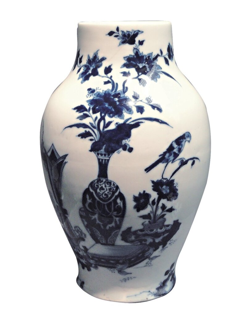1695〜1705年〈聖克婁青花花瓶〉，軟質瓷器，加拿大多倫多卡蒂納博物館（Gardiner Museum）藏。