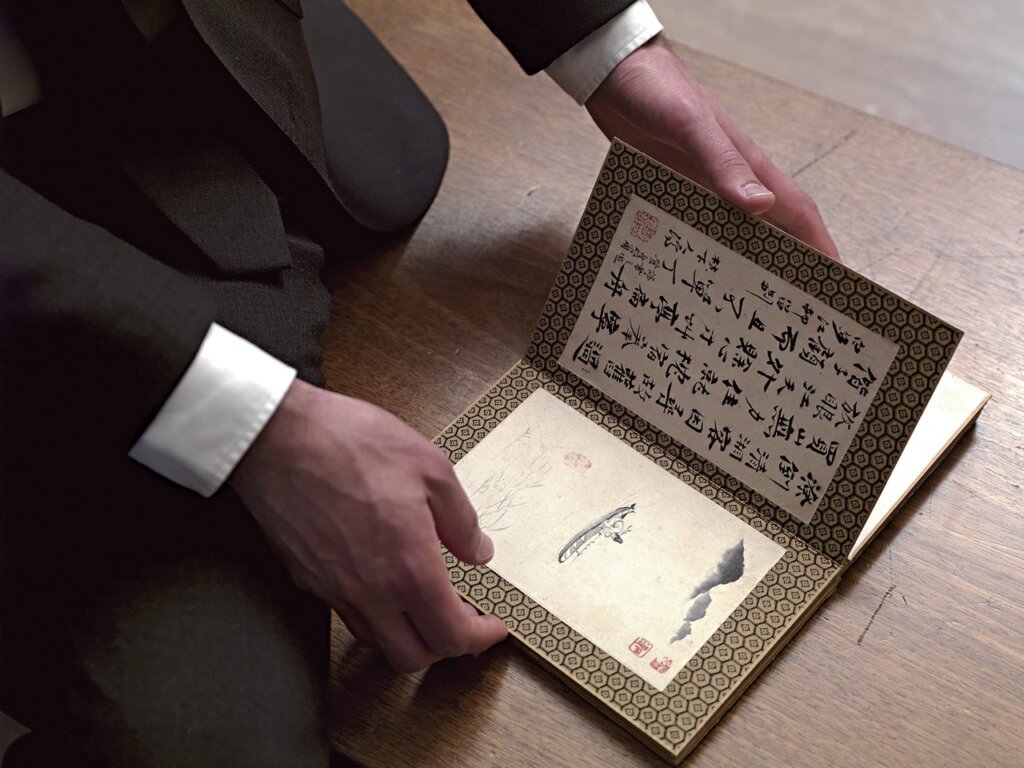 館方人員示範欣賞冊頁的情況。