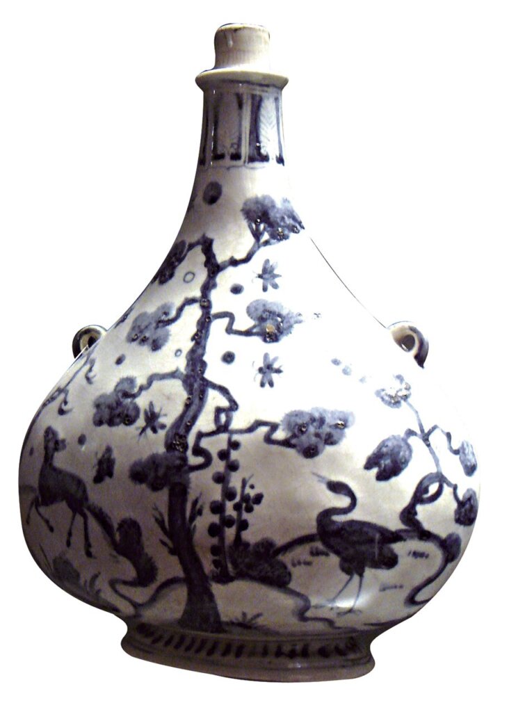 1757〜1787年佛羅倫斯〈麥地奇軟瓷青花雙繫細頸瓶〉，軟質瓷器，法國羅浮宮博物館（Musée du Louvre）藏。