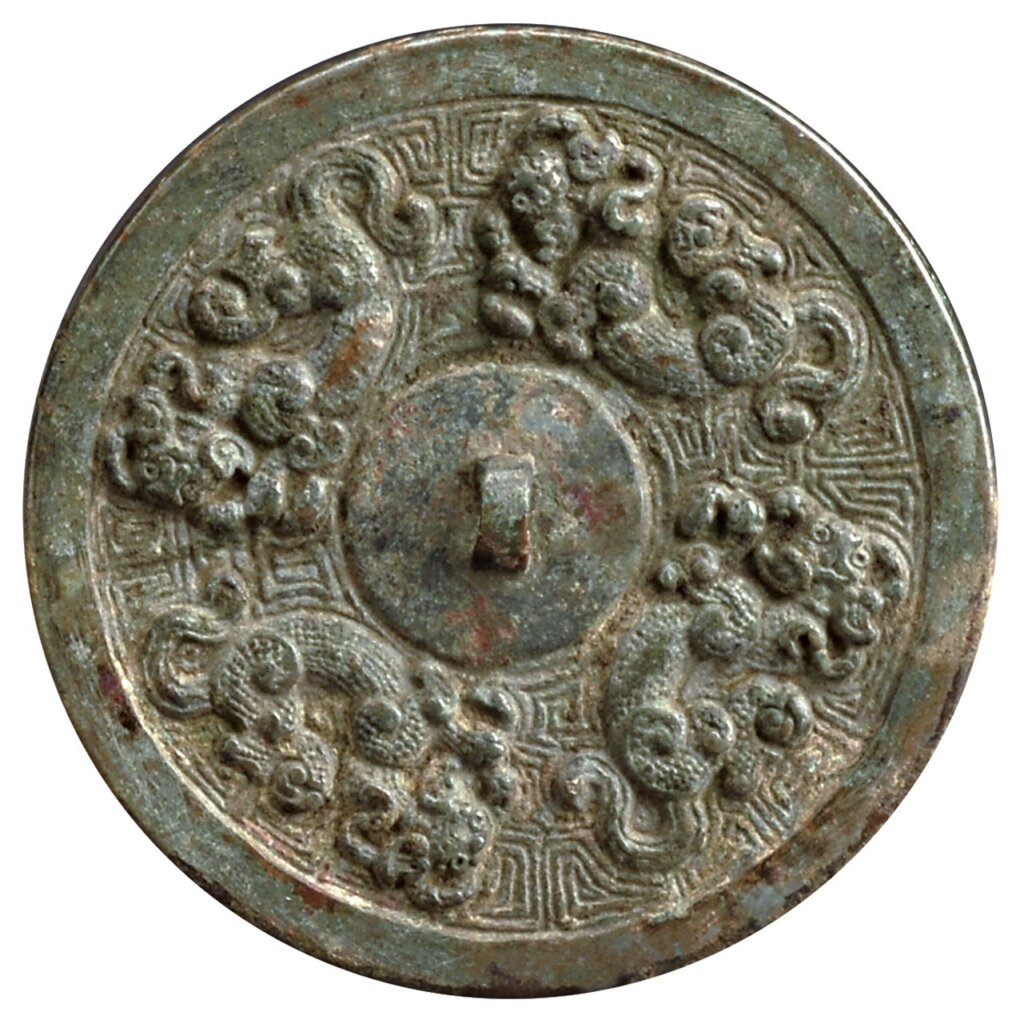 隴縣邊家莊秦墓出土的〈銅鏡〉。