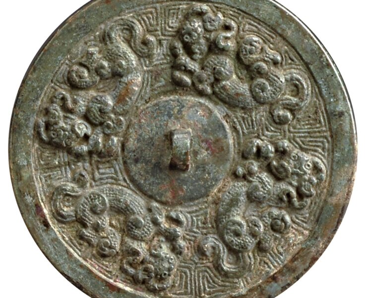 隴縣邊家莊秦墓出土的〈銅鏡〉。