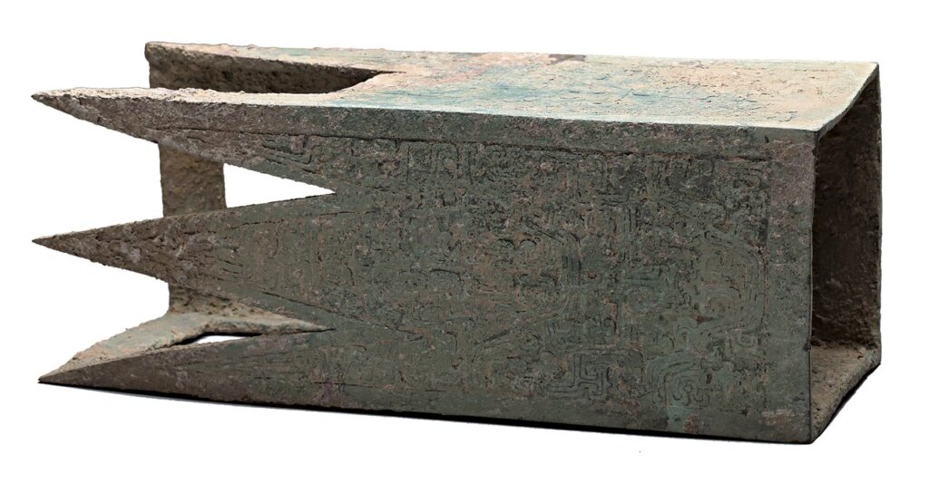 姚家崗遺址出土的〈單齒方筒形建築構件〉。