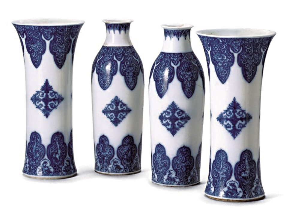 1700年〈聖克婁青花對瓶組（Paire de vases cornets et paire de vases bouteille）〉，軟質瓷器，細頸瓶21×7.6公分；觚式瓶20.8×9.8公分，法國巴黎裝飾藝術博物館（Musée des Arts Décoratifs）藏，編號Inv.22281 A-B與Inv. 27643 A-B。