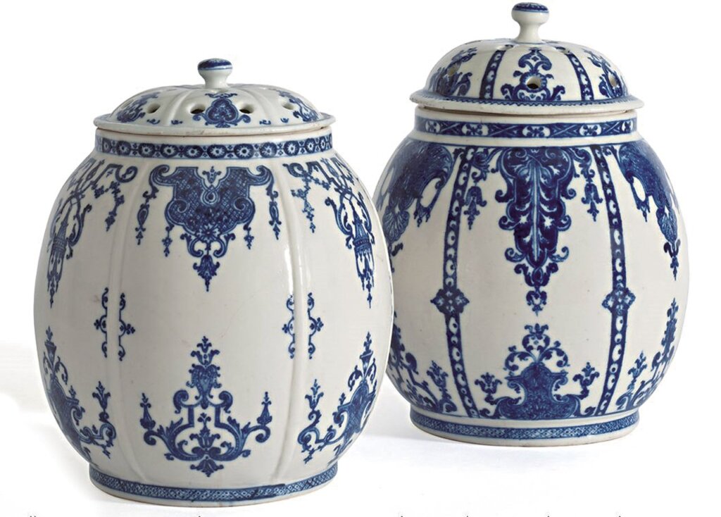 約1710〜1715年〈聖克婁青花垂帷紋香具〉兩件，軟質瓷器，各21×16×11公分、19.1×16.3×10.5公分，法國巴黎裝飾藝術博物館藏，編號Inv.12625、12626。