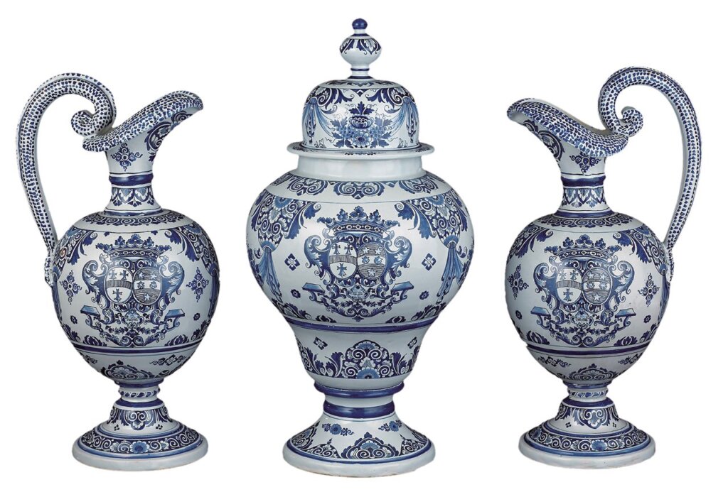 約1700年〈魯昂紋章執壺與飾瓶組（Garniture）〉，錫釉陶器，蓋瓶高59公分，執壺高49公分。2008/6/18巴黎蘇富比。