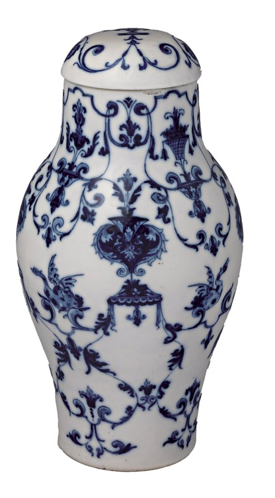 1695〜1710年〈聖克婁青花軟瓷蓋瓶〉，軟質瓷器，25.2×13.3×13.2公分，美國紐約大都會博物館藏，編號17.190.1912a,b。
