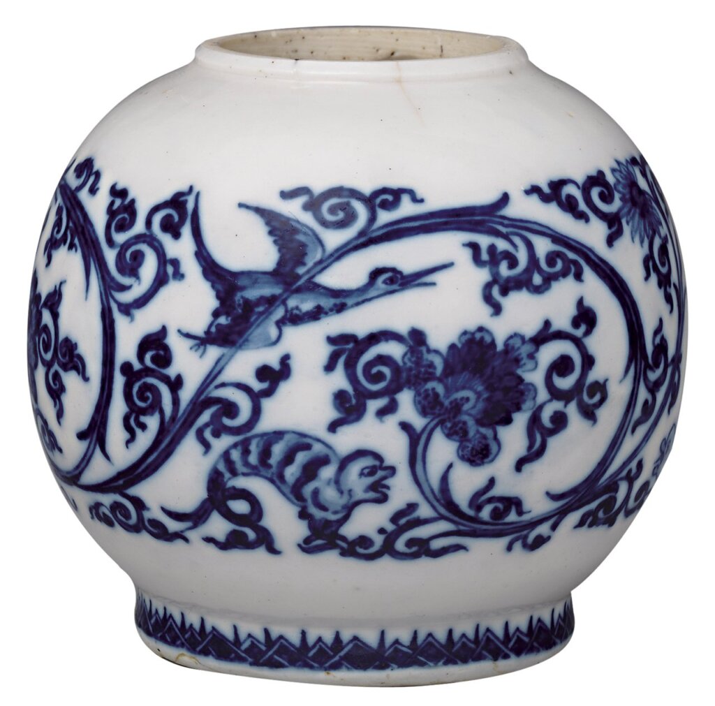 1690〜1700年〈聖克婁青花小圓球瓶〉，缺蓋，軟質瓷器，高8.9公分，美國紐約大都會博物館藏，編號50.211.185a, b。