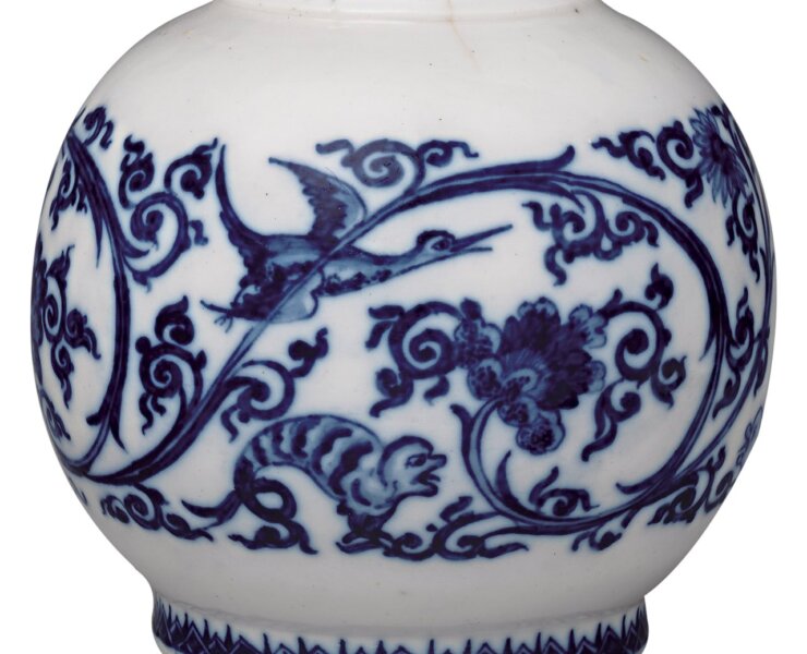 1690〜1700年〈聖克婁青花小圓球瓶〉，缺蓋，軟質瓷器，高8.9公分，美國紐約大都會博物館藏，編號50.211.185a, b。