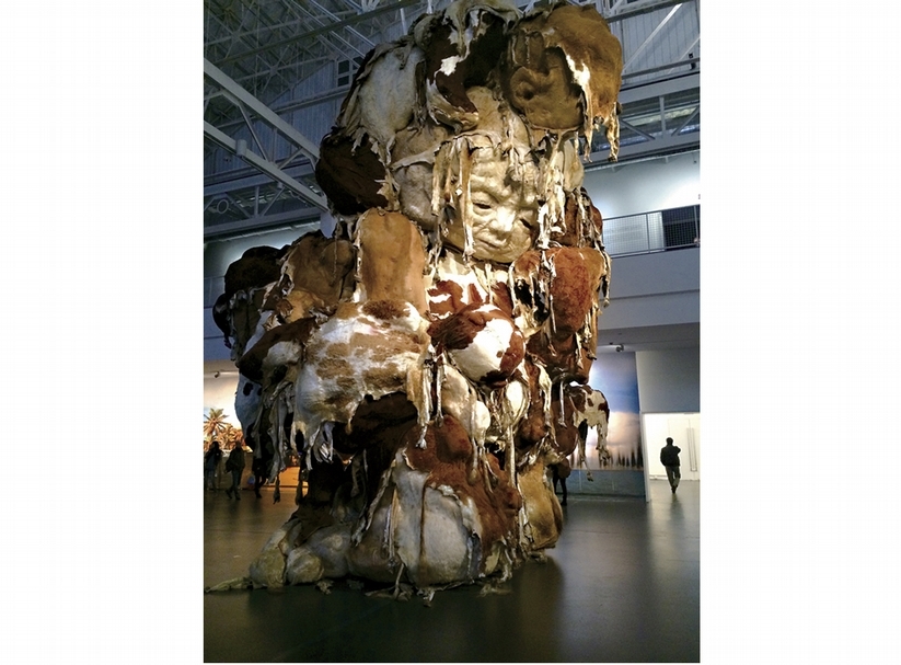 在《知天命》這件作品中，張洹用上百件牛皮縫合而製作出的巨型雕塑。牛皮在張洹的作品裡意味著生命的一個輪迴，這些處於原始狀態的樸素材料勾起了藝術家的成長記憶。在這件人獸的雕塑中可以看見它龐大的身軀和疲憊的姿態，給人傳達著一種感同身受的無力感，這就是所謂的知天命吧。（文／張亞慶）