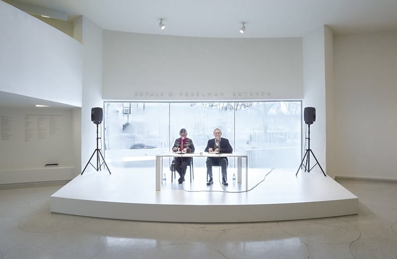 觀眾向美術館預約報名，即可於展覽現場朗誦《一百萬年》。