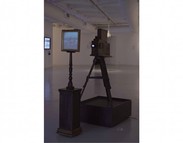 涂維政｜視覺戲法 木製投影機 120x17x16cm, 5’ 2012 劉銘浩藏