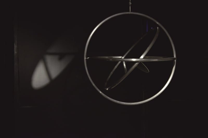 艾力森Olafur Eliasson｜Your Momentum Device 鋼、彩色濾光玻璃、鏡 71.1x71.1x17.8cm 2008 陳榮泉藏