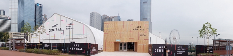 Art Central翌日，中環海濱活動空間迅即回復它的圍堵狀態。煙火般的盛事，能讓文化生根嗎？（攝影／林怡秀）