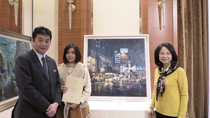 首獎作品《中山光廊》，合影人物由左至右為：飯店客房部總監坂本浩二、第一名得主王秀與印象畫廊經理江妙玲。