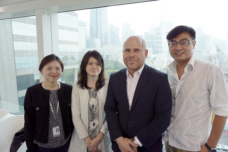 典藏採訪團隊與Marc Spiegler,在香港會議展覽中心合影。(攝影/Charlotte Yip)