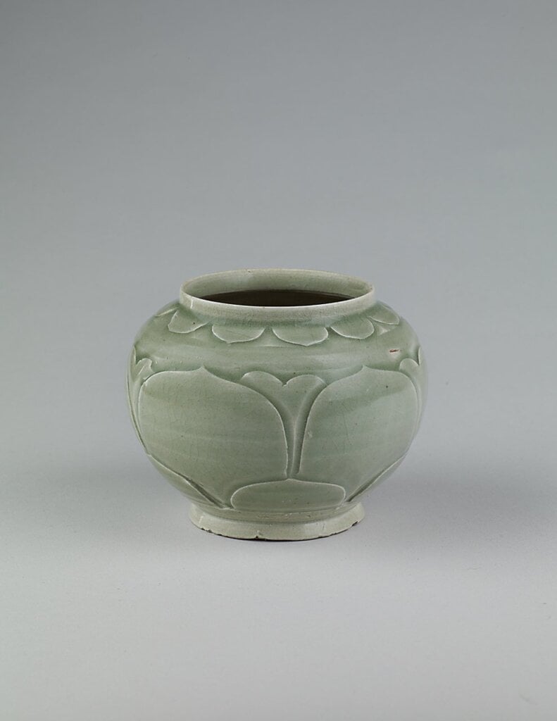 北宋〈青瓷刻花蓮瓣紋壺〉，東京戶栗美術館舊藏，先後在東京東武美術館、大阪市立東洋陶磁美術館、山口縣立荻美術館浦上紀念館展出。