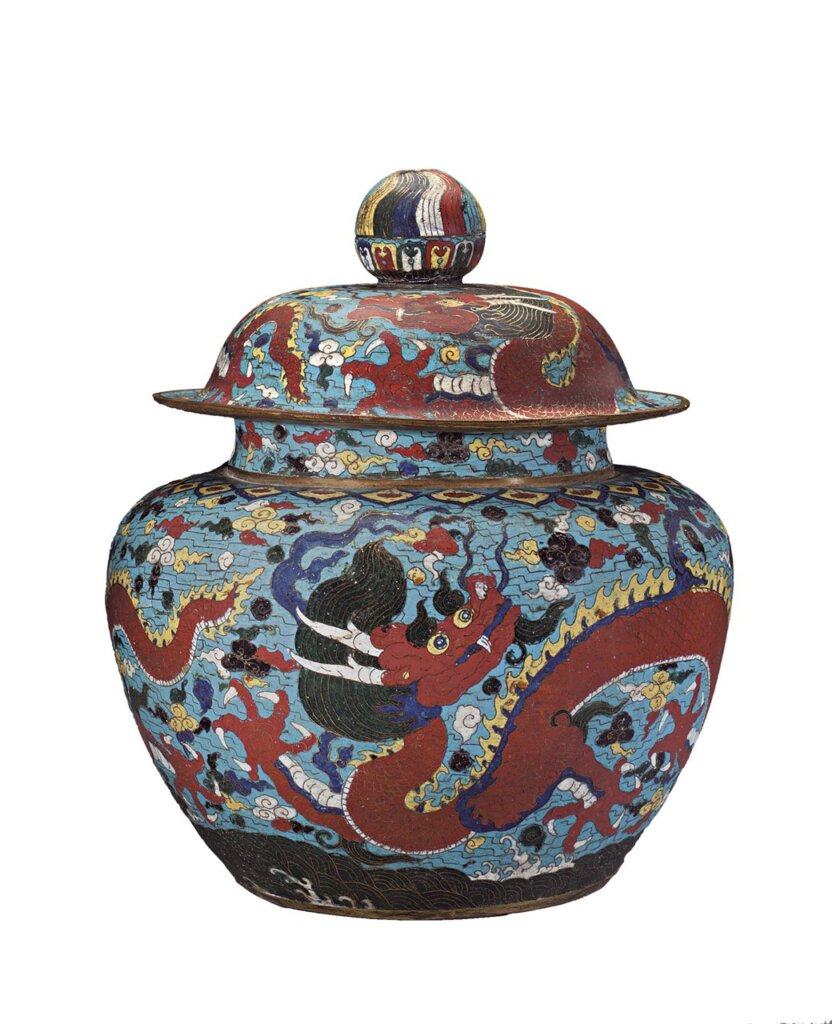 佳士得中國瓷器工藝品編號3271的15／16世紀〈掐絲琺瑯雲龍大蓋罐〉，成交價251萬7000美元。