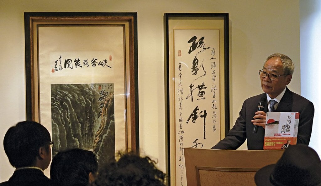 許宗煒《我的收藏藝術》新書發表。背景畫作為李可染1973年作〈峽谷放筏圖〉。攝影／楊椀茹。
