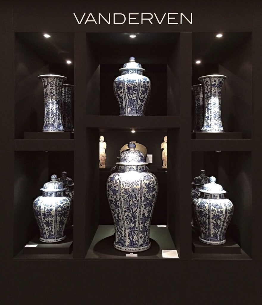 展場內的青花瓷罐陳列。圖╱Vanderven Oriental Art。
