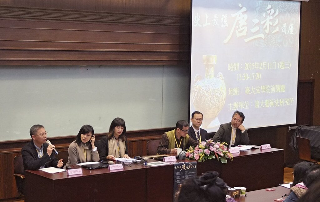 左起與談人劉朝暉與余佩瑾、主持人施靜菲、講者謝明良、小林仁、森達也。攝影╱王怡文。