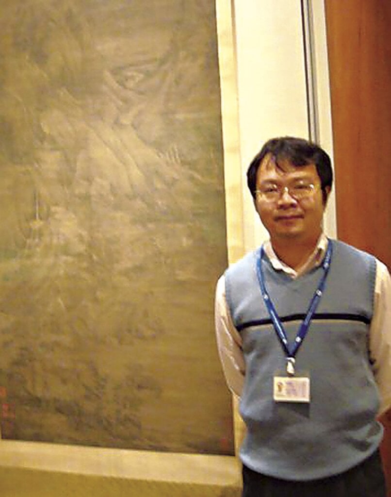 筆者與〈溪岸圖〉之合影。