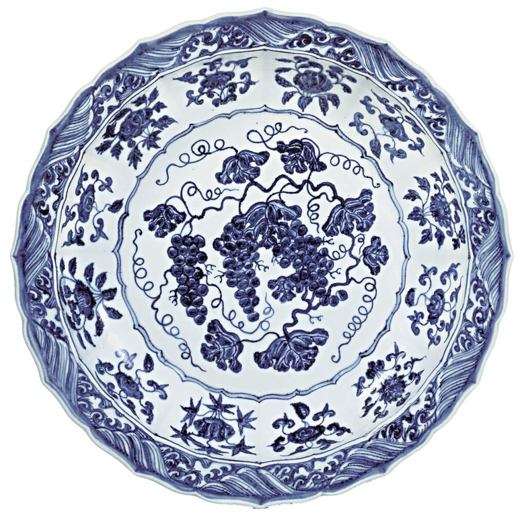 蘇富比中國藝術珍品編號264約1420年明永樂〈青花葡萄花卉紋菱口盤〉，拍出512萬2000美元高價。