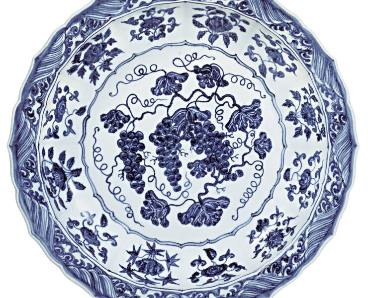 蘇富比中國藝術珍品編號264約1420年明永樂〈青花葡萄花卉紋菱口盤〉，拍出512萬2000美元高價。