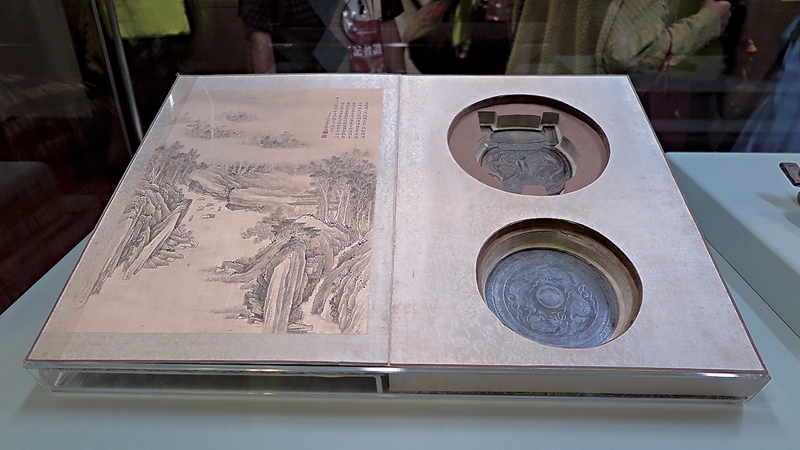 「皇帝的鏡子」不只展鏡子，也展鏡匣，是全球首個以收藏角度出發的鏡子展。