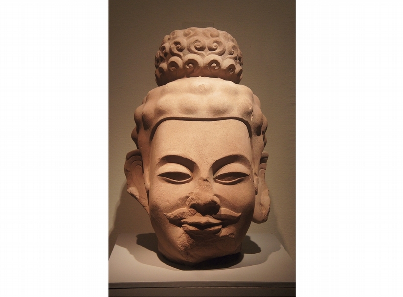 南朝〈石雕阿育王頭像〉，34.6×24.5×25公分，四川博物院藏。