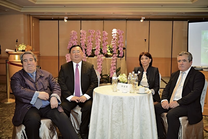 策展人馬歇叟(Marchesseau)、元大文教基金會董事馬維建、趙夫人梵思娃及趙無極紀念蘭花「無極蘭」培育者慕里耶(Moulie)。(由左至右)