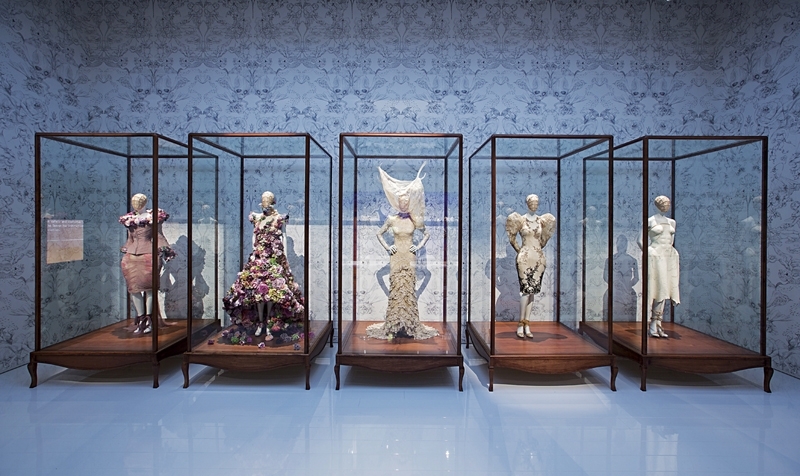 亞歷山大．麥昆回顧展「野蠻中的美麗」（Savage Beauty）在倫敦V&A博物館「浪漫的自然主義」（Romantic Naturalism）展間一景。