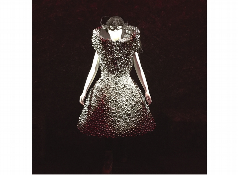 Alexander McQueen 為碧玉作的Bell Dress。（吳華攝於MoMA展覽現場）