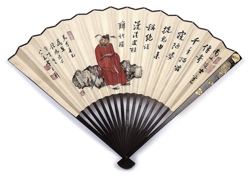 黃君璧1983年作〈鍾馗〉，反面為李猷1984年作〈行書蘇軾詩〉，51×19公分，估價4000港元。此扇為黃君璧唯一的畫鍾馗扇。