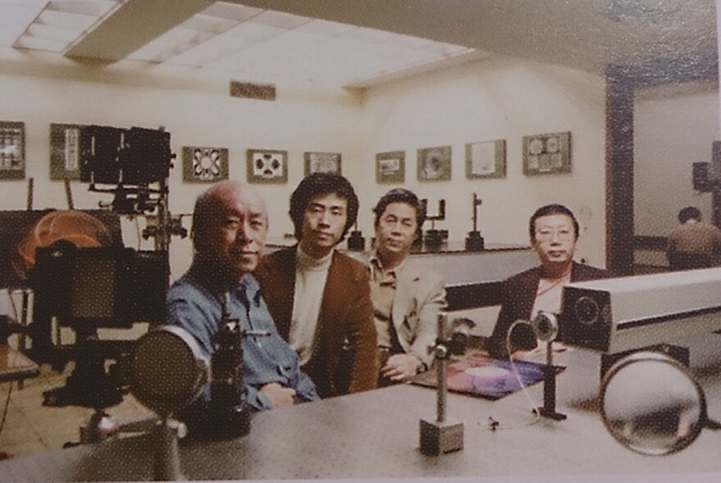 楊英風（左一）與其子楊奉琛（左二）於1987年攝於大漢雷射科藝研究室。