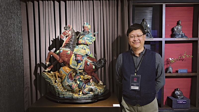 鶴軒藝術負責人陳鶴與林洸沂交趾陶作品《關雲長取長沙》合影。
