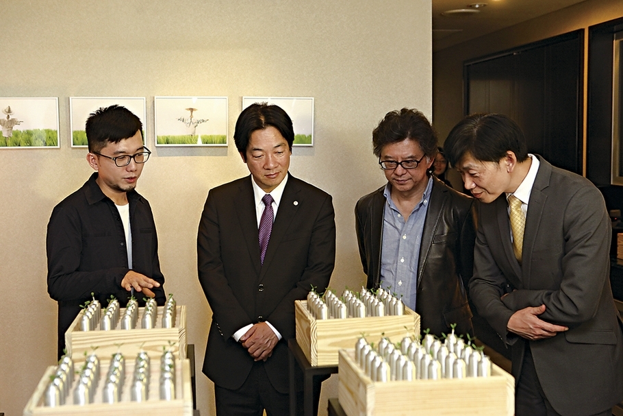 台南市長賴清德與文化局長葉澤山在畫廊協會理事長王瑞棋陪同下，欣賞新藝獎得主陳漢聲的裝置作品《共生苗》。（畫廊協會提供）