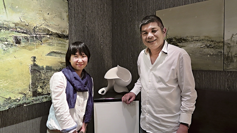 索卡藝術中心負責人蕭富元與藝術家許芝綺及其雕塑作品《絕對零度的直白01》合影。